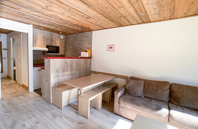 Bright Renovated Studio near Slopes with Balcony - Pet Friendly