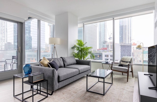 Bright Rincon Hill 2BR w/Rooftop, Hot Tub, nr. SV, by Blueground