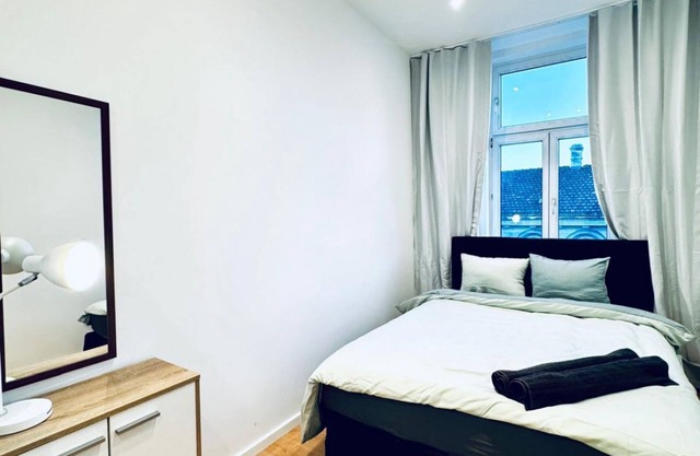 Bright Room | 4BR Apt by Alterlaa Station