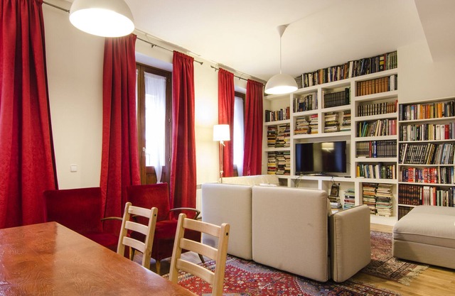 Bright & Spacious 2BD 2BTH - City Center