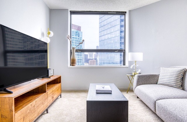 Bright Streeterville 2BR w/Gym, Pool, near Navy Pier, by Blueground