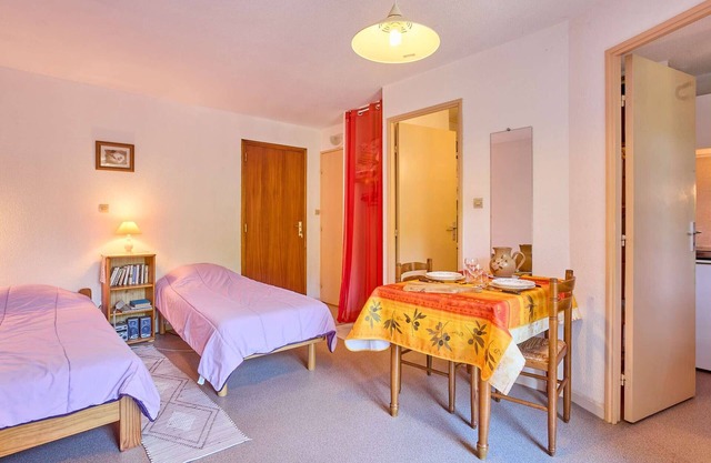 Bright studio with balcony, pets allowed, free Wifi