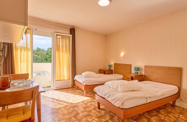 Bright studio with south-facing balcony for 2 people