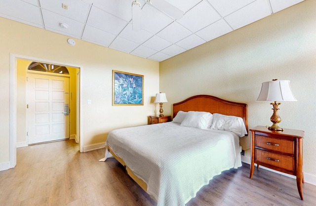 Bright studio with heated pool, game room, sauna, tennis, BBQ, gym, W/D, & AC