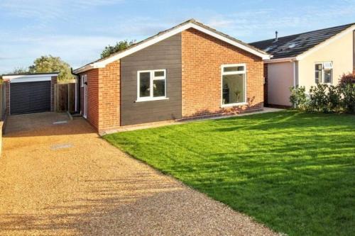 Bright & Stylish Bungalow Retreat in Attleborough
