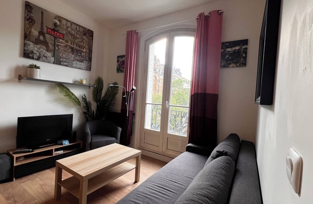 bright three-room apartment next to Paris