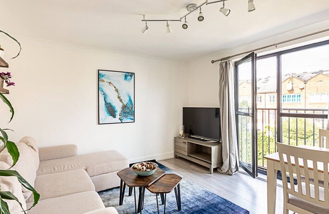 Bright Tideway Court Apartment