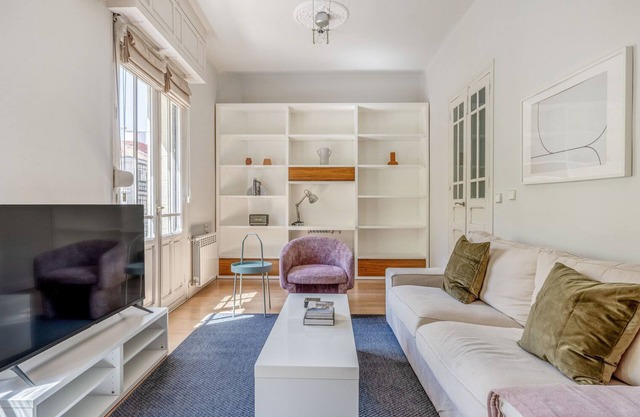 Bright Trafalgar 2BR, near Plaza de Olavide, by Blueground