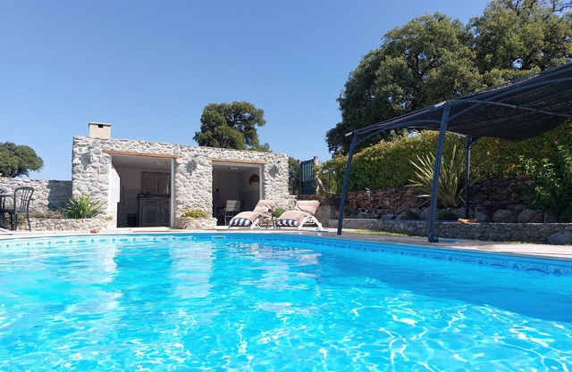 -Bright villa, pool, air conditioning, near St-Florent- sleeps 6