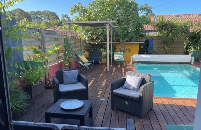 Bright villa with swimming pool between Biarritz and Bayonne near beaches and forest.