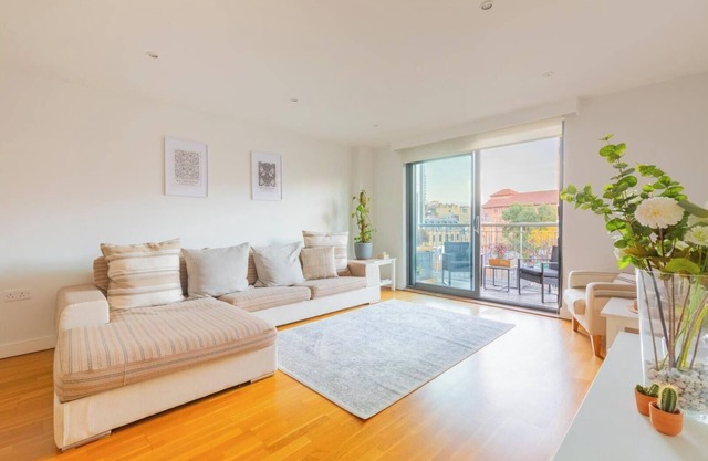 Brilliantly Located 1BD Flat with Balcony, Borough
