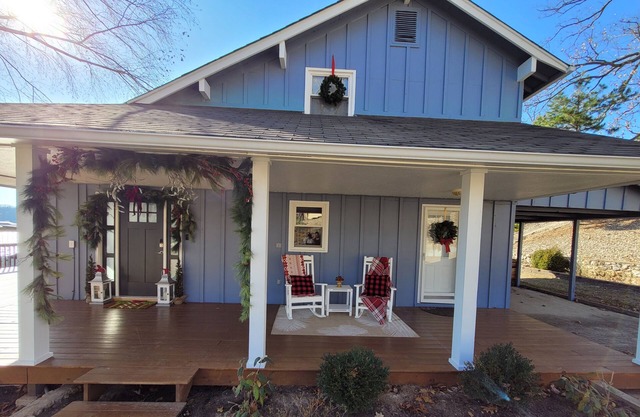 Bring your boat or jetskis and launch on site! Wood burning fireplace!