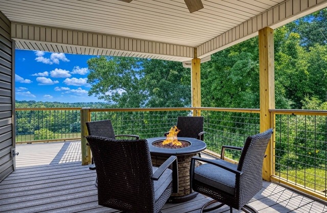 Broadview, River, Golf Course, Games, free Attraction Tickets, Hot Tub, WIFI!