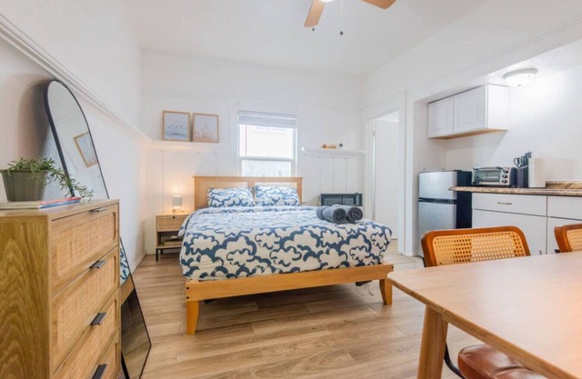 Broadway 4 - Private Studio w/Kitchenette