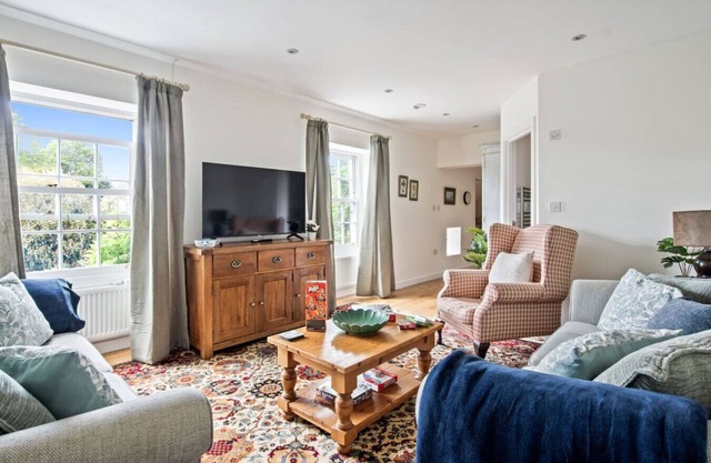 Brockenhurst flat with pub garden access