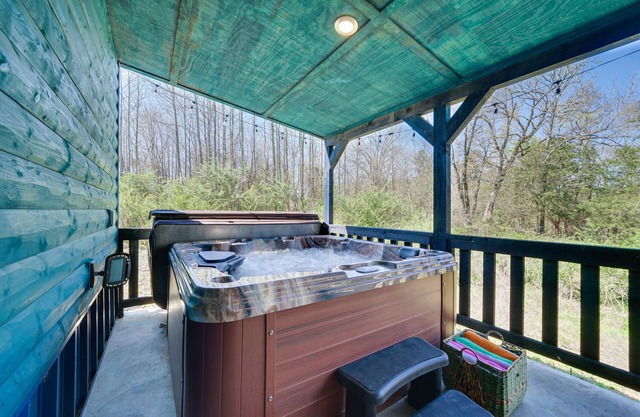 Broken Bow Cabin w/Hot Tub, Fire Pit & Creek View