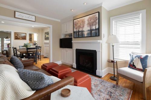Brooke House In The Heart of Downtown with Patio!