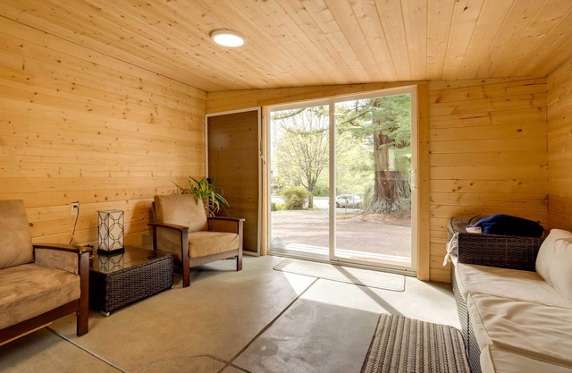 Brookings Home w/Deck, 1/2 Mi to Harris Beach!