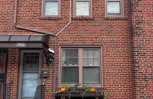 Brooklyn row house. Quiet Street. Close to waterfront, ferry, subways & bus.