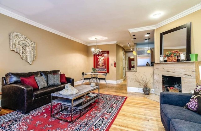 Brownstone in Gold Coast - Downtown