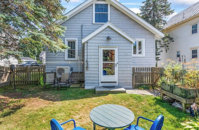 Brunswick 3BR Bungalow By Bowdoin With Fenced-In Backyard