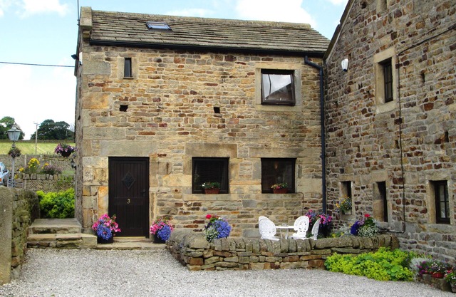 BRUNTHWAITE COTTAGE , Silsden, Nr Ilkley. Grade II. Pet Friendly
