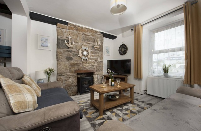 Bryher Cottage, Longrock - a cottage that sleeps 6 guests in 3 bedrooms