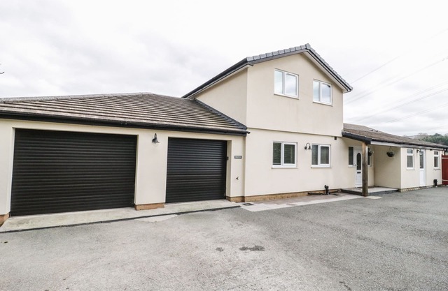 BRYN DERW HOLIDAY COTTAGE, pet friendly, with hot tub in Eglwysbach