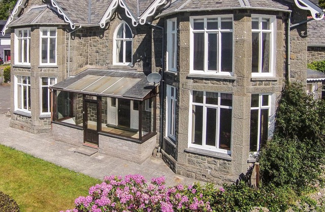 BRYN EGLWYS, pet friendly, country holiday cottage in Criccieth