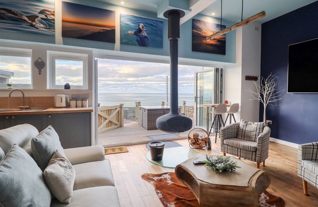 BRYN GLASFOR, pet friendly, with hot tub in Barmouth Near Llanaber