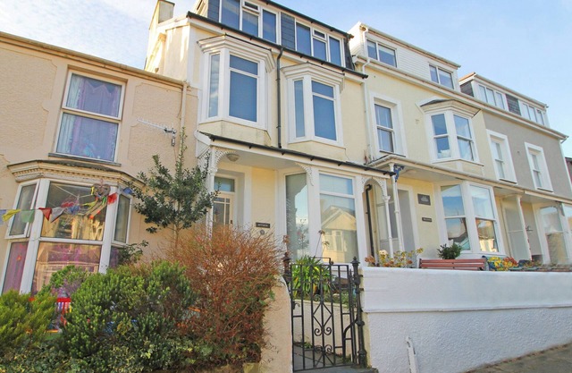 BRYNMOR, family friendly, country holiday cottage in Porthmadog