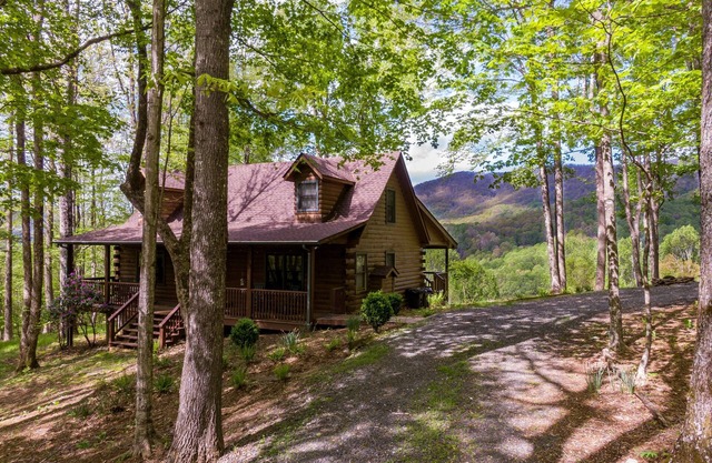 Buck Ridge - Mtn views, hot tub, perfect location!