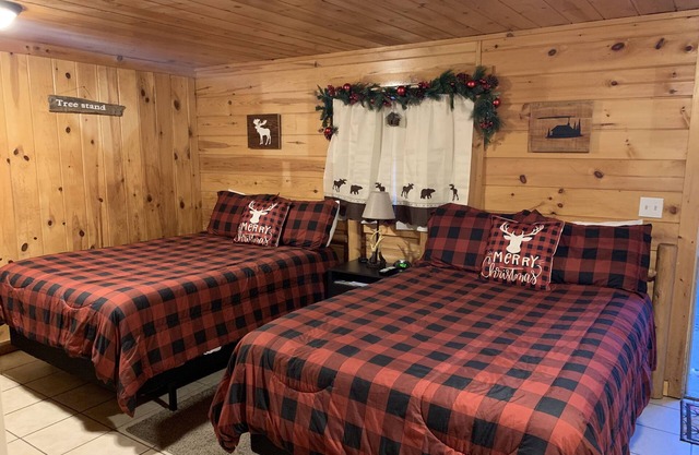 Buck Stop at The Black Bear Inn Satellite, WiFi, Near River & Hiking Trails!