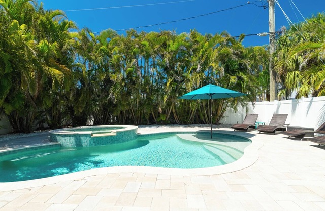 Buddy’s Beach House Private Heated Pool and Spa- Pet Friendly