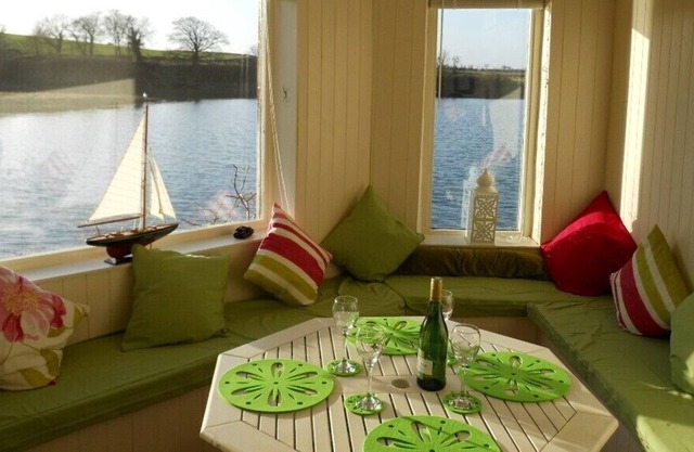 Budle Bay, Nr Bamburgh, Sea Views, Health Club Pool, Jetty Cottage Fun! WIFI