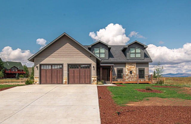 Buffalo Run- Luxury home, dog OK, HOT TUB, near WP