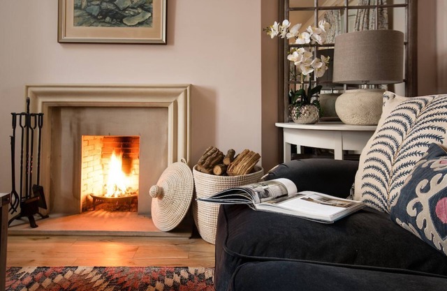 BUGHTRIG COTTAGE - sleeps 4 guests in 2 bedrooms