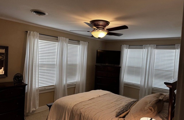 Built in 1890 in Arkansas City - 4 BR w/extra sleeping areas, cots w/HVAC
