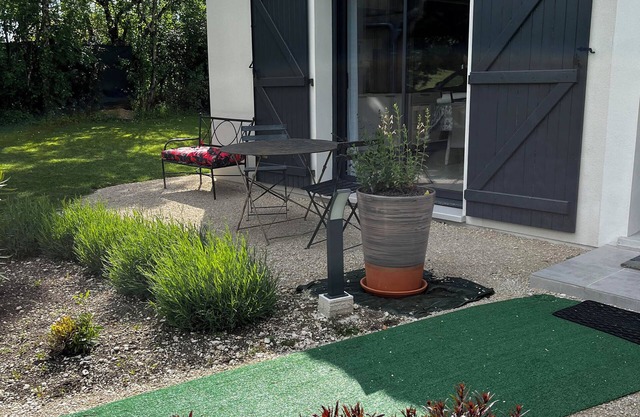 Bungalow fully equipped 2 bedrooms air conditioning swimming pool petanque quiet
