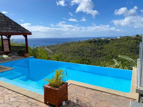 Bungalow idyllique à Vieux-Habitants avec vue sur la mer