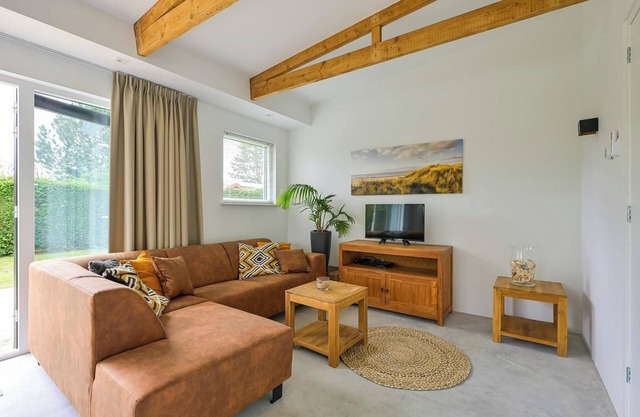 Bungalow in Eureka with Spacious Garden