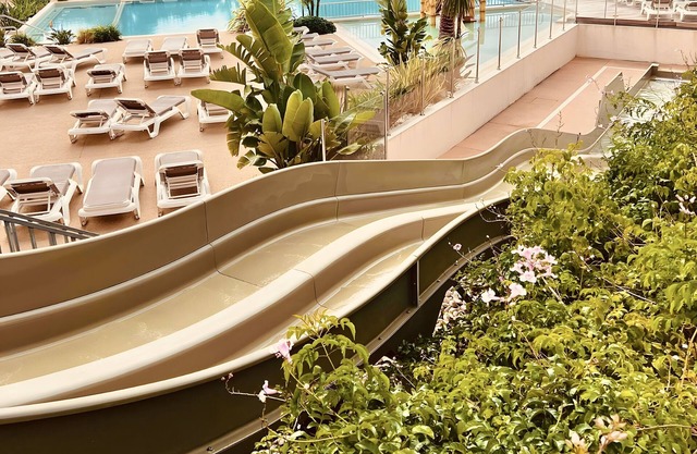 Bungalow 'Sunset Lodge' with Sea View, Shared Pool and Air Conditioning