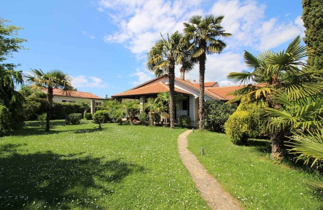 Bungalow with beautiful garden and air conditioning