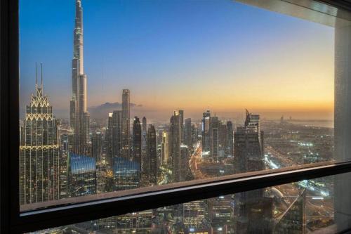 Burj Khalifa & Downtown Views - 3BR Family Retreat Near Dubai Mall