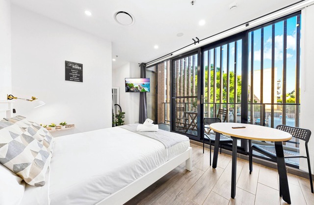 Burwood 1Br steps to Train Station/Shoppingn