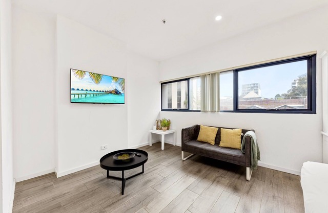 Burwood 1Br studio nearTrain Station/Shopping