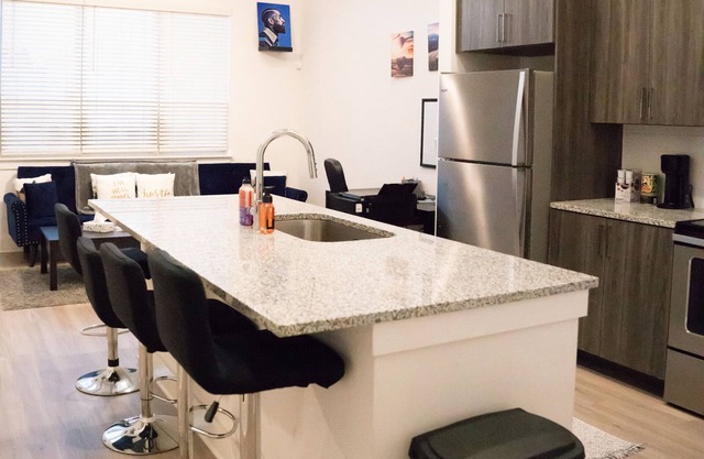 Business Savy Condo on BeltLine-near DT + Airport 15min away! (Grant Park)