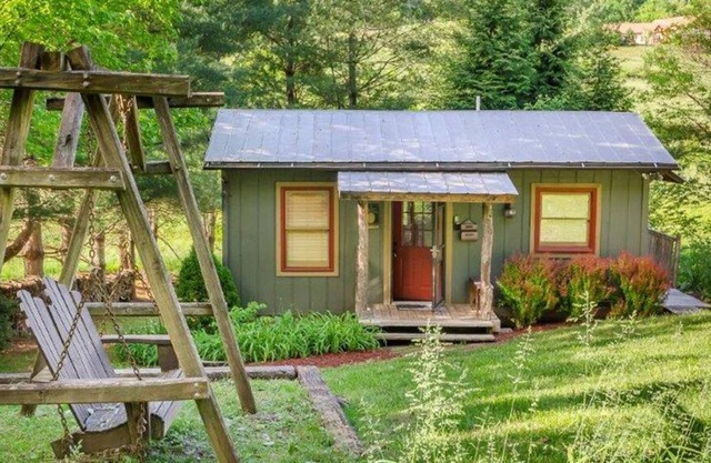 Butterfly Bungalow - Cozy Creekside Cottage in Peaceful Valley!