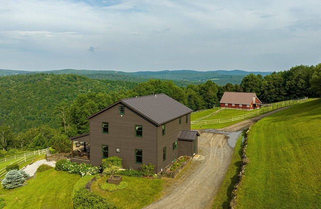 Button Up Farm - Wonderful 4+ bedroom house in Chelsea RELAX. PEEP. REPEAT.