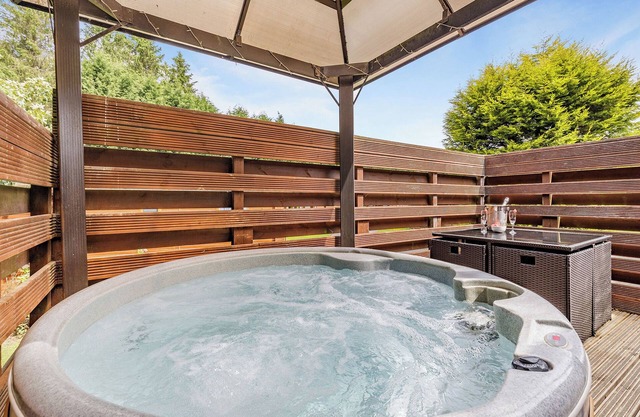Buxton Lodge with hot tub